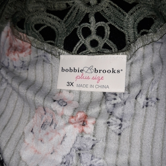 Bobbie Brooks floral blouse size 3X embroidery on the back A-20 - Picture 3 of 3